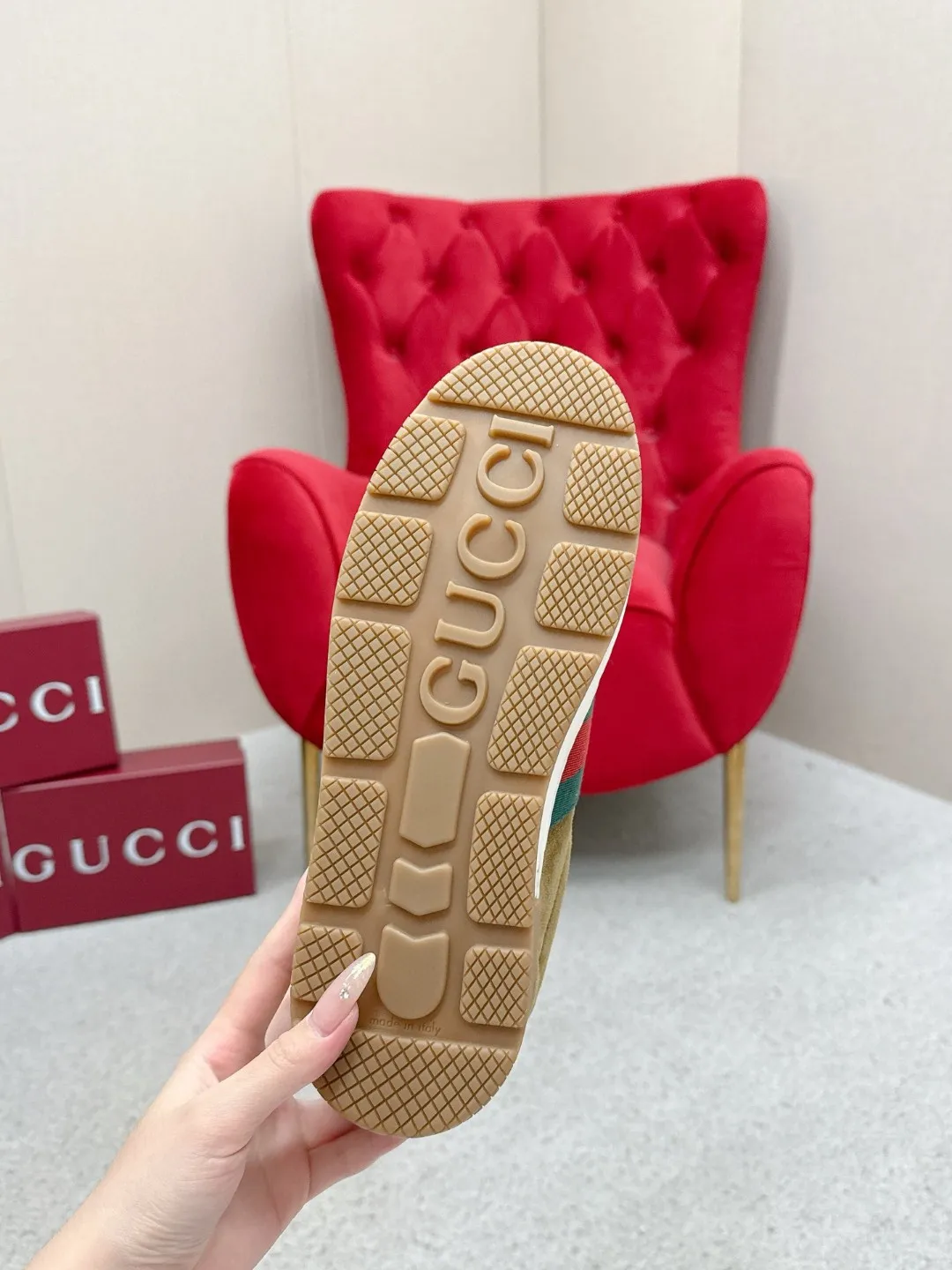 Factory price: 460💰Gucci Gucci's latest ACE series casual sports shoes, the same style as all the stars, classic brown canvas + leather stitching, the red and green stripes on the side are very recognizable. Perfect shoe last, perfect for daily casual wear, super beautiful and comfortable on the feet, a must-have for fashionistas 💯 ☑️Material: Original customized imported first-layer cowhide ☑️Inner lining: Customized imported cowhide ☑️Outsole: Original molded non-slip TPU sole ☑️Sole thickness: 2.5cm ☑️Size: Men's 38-44, customized 45